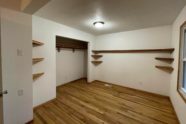Building Photo - 825 Amoretti St