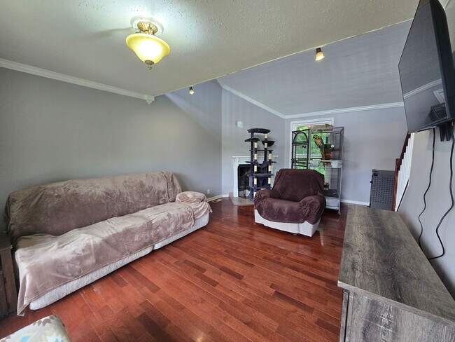 Building Photo - Country Charm Meets City Convenience – You...