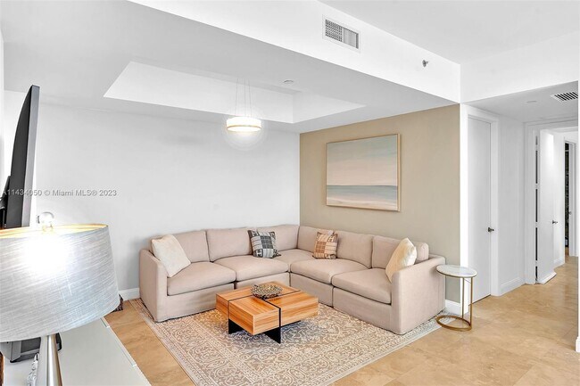 Building Photo - 15811 Collins Ave