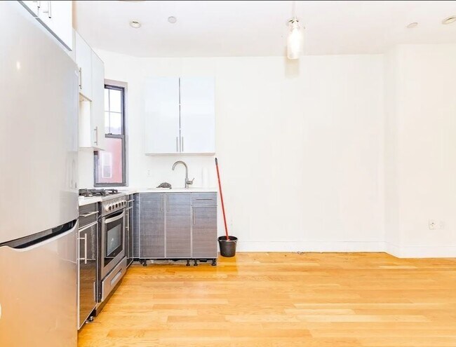 Foto del edificio - 40 Malcolm X Blvd