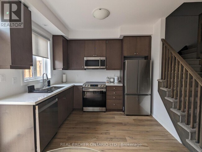 Photo du bâtiment - 461 Blackburn Dr