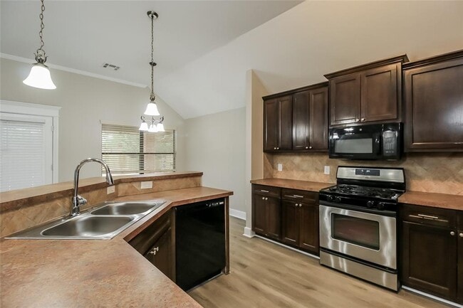 Building Photo - 1632 Hollowbrook