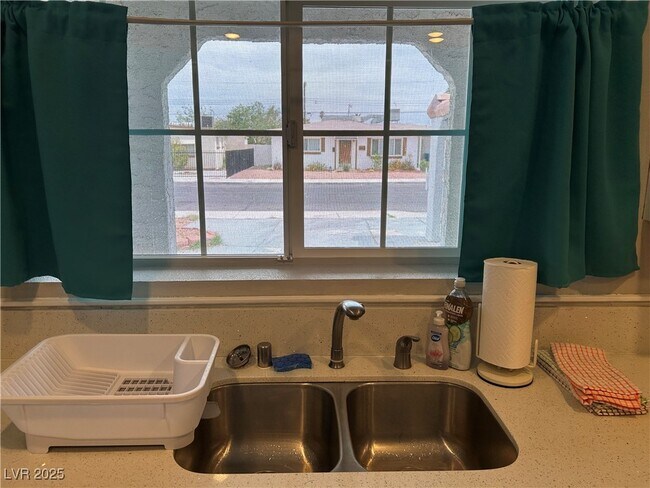 Building Photo - 2020 Santa Paula Dr