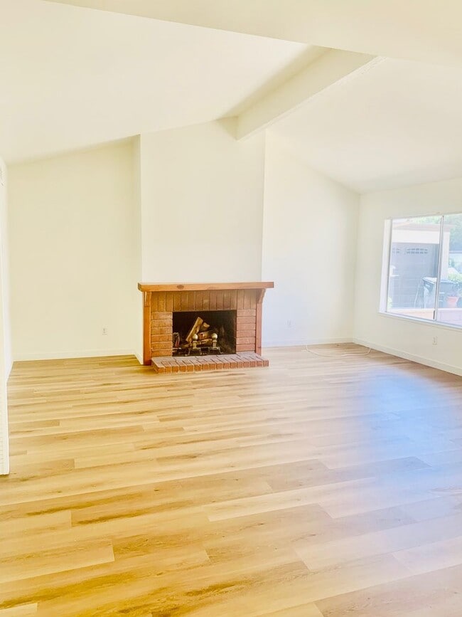 Building Photo - Updated Single-Story Home with Flexible Floor Plan in Las Brisas HOA