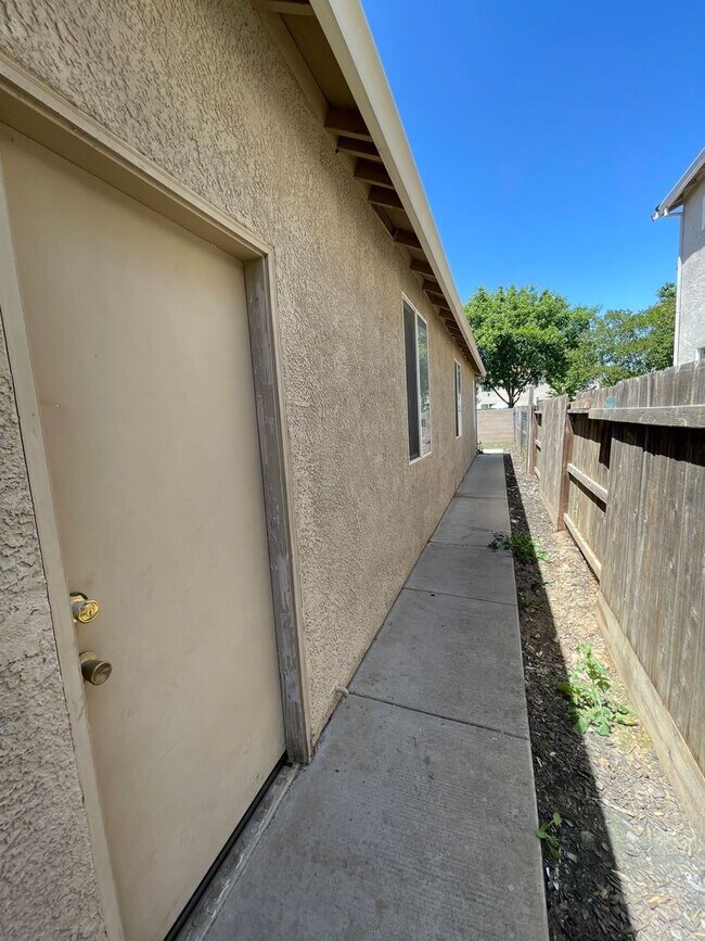 Foto del edificio - 1207 Strawberry Dr, Merced