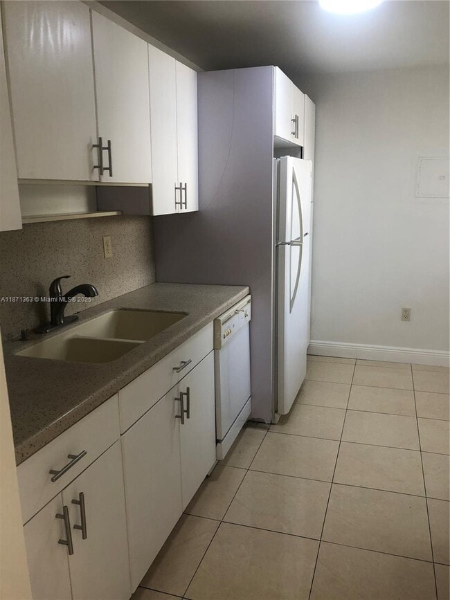 Foto del edificio - 8100 Byron Ave