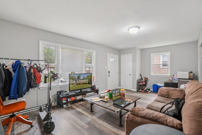 Foto del edificio - 8312 Potomac Ave