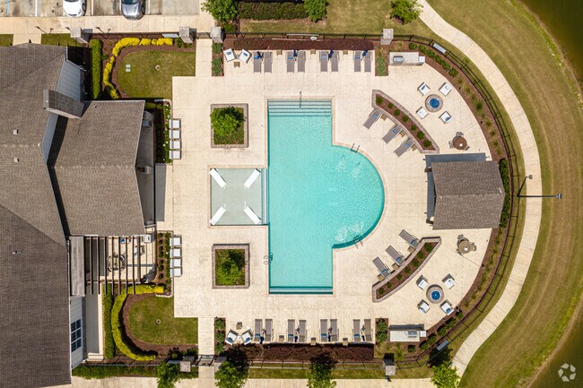 Vista al cielo de la piscina - Silver Oaks Apartments