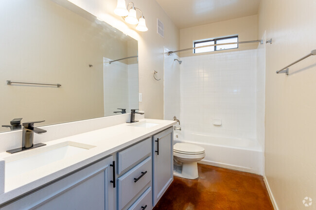 5HAB, 2BA - 1,839 ft² - Baño - The Benedictine Townhomes