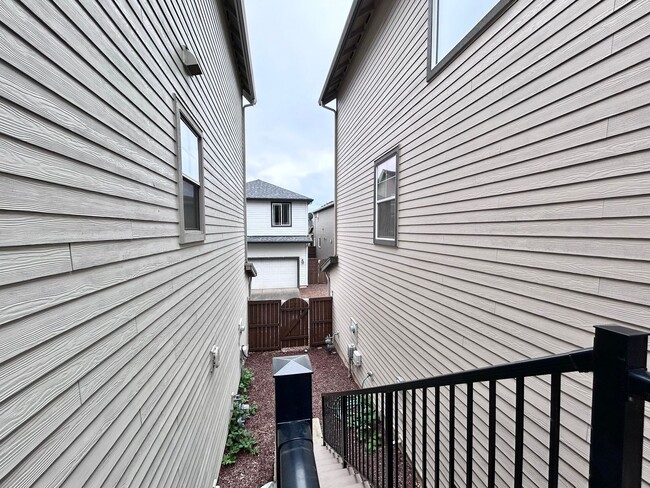 Building Photo - Incredibly Large 4 Bed 2.5 Bath Charmer!