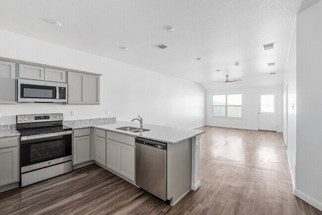 Building Photo - Exceptional 3 bedroom, 2 bathroom duplex!