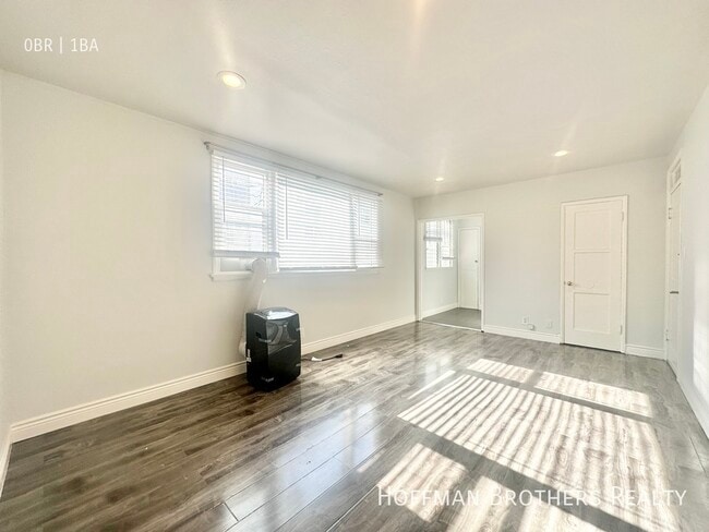 Building Photo - 425 N Oakhurst Dr Beverly Hills, CA 90210