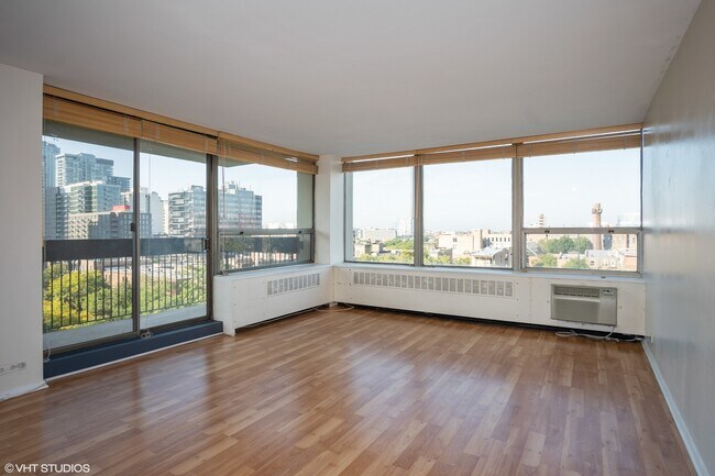 Foto del edificio - 1360 N Sandburg Terrace