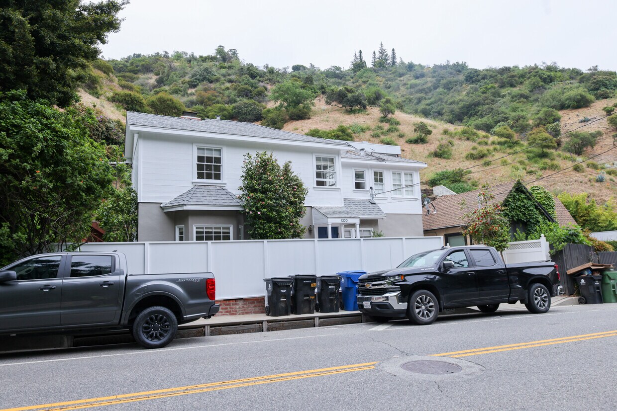 Primary Photo - 1322 N Beverly Glen Blvd