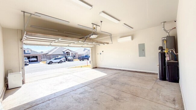 Building Photo - 1617 Twin Oaks Cir