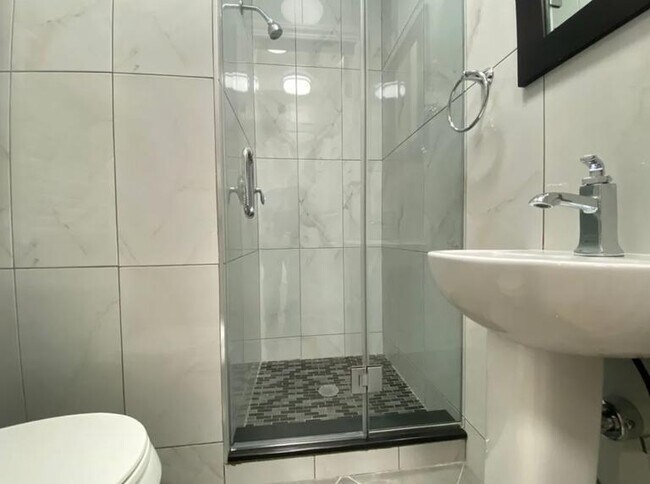 Building Photo - 3 bedroom in Queens NY 11105