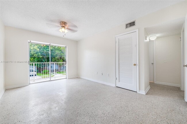 Foto del edificio - 2661 SW 11th St