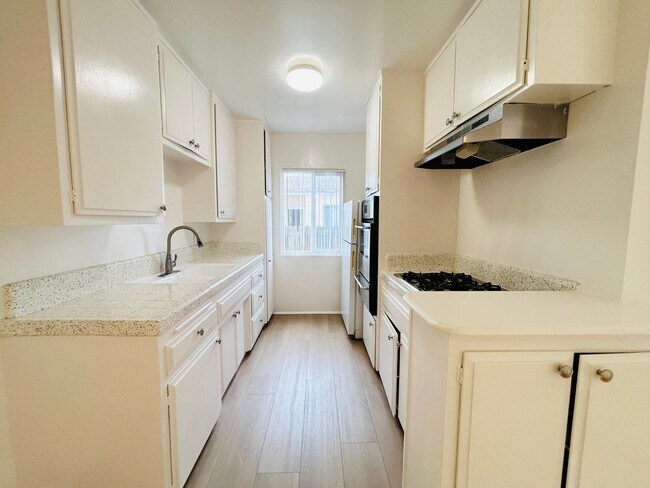 Foto del edificio - 3645 Kelton Ave