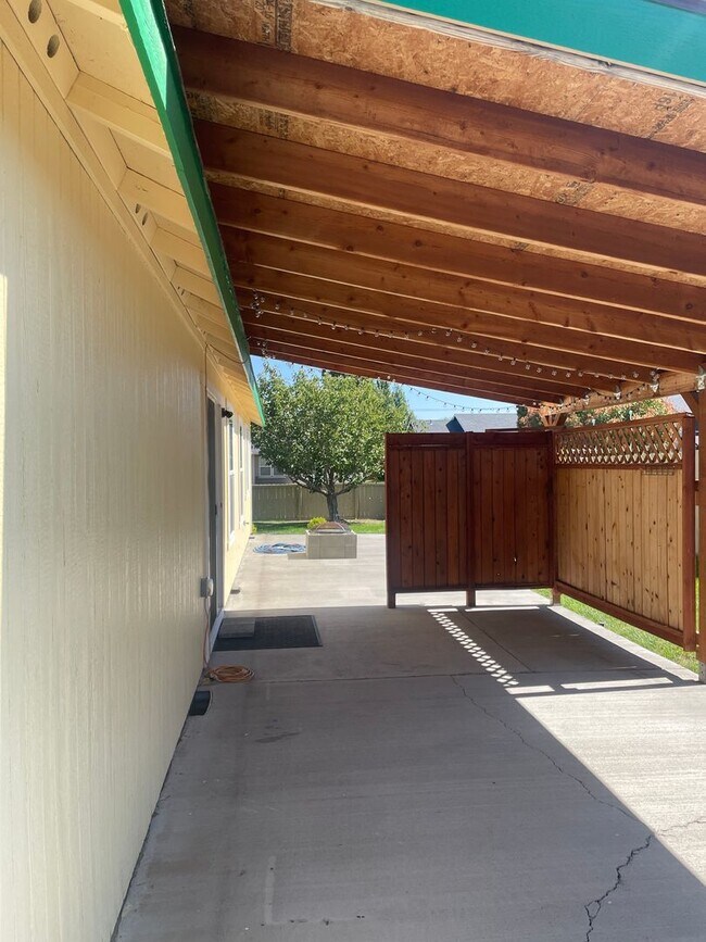 Building Photo - Well Maintained 3 Bedroom Home, Landscape ...