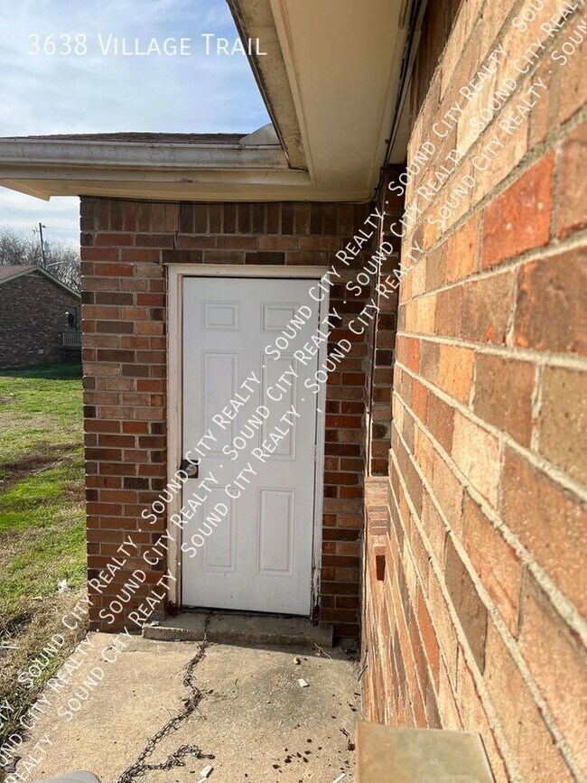 Building Photo - RENOVATED 2 bed/1 bath Duplex!! Utilities ...