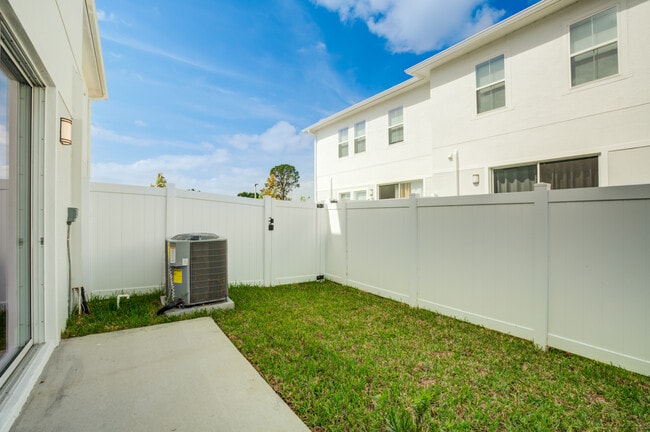 Building Photo - Encanto Isla