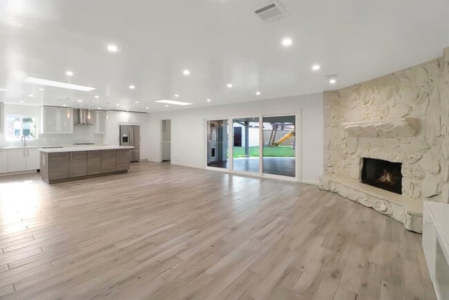 Building Photo - 5602 Sylmar Rd