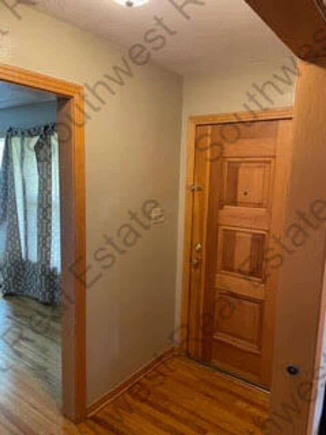 Building Photo - Beautiful 3 bedroom 2 bath brick home