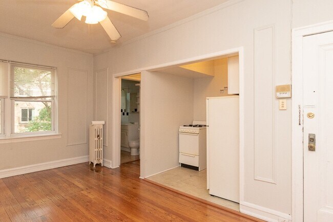 Building Photo - 2831 N Burling St