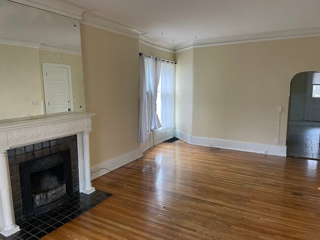 Living Room - 123 Union Ave NE