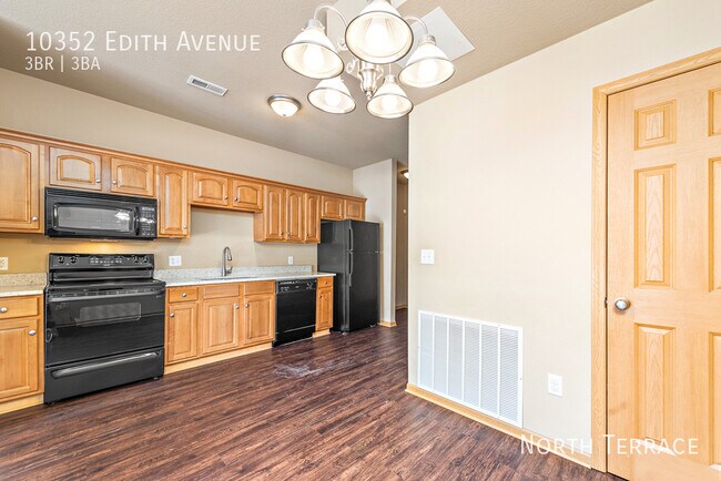 Building Photo - Updated 3BR Townhome in Piper School Distr...