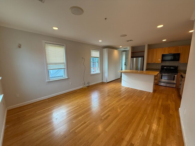 Building Photo - 486 Revere St