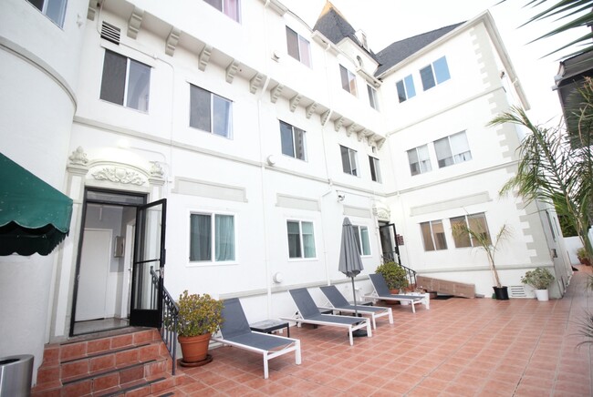 Building Photo - 722 S Manhattan Plz