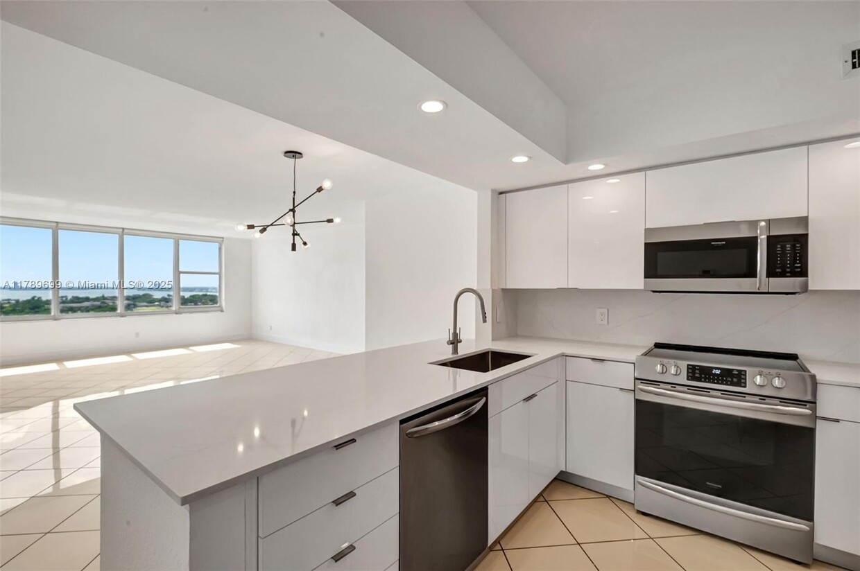 Foto principal - 5600 Collins Ave