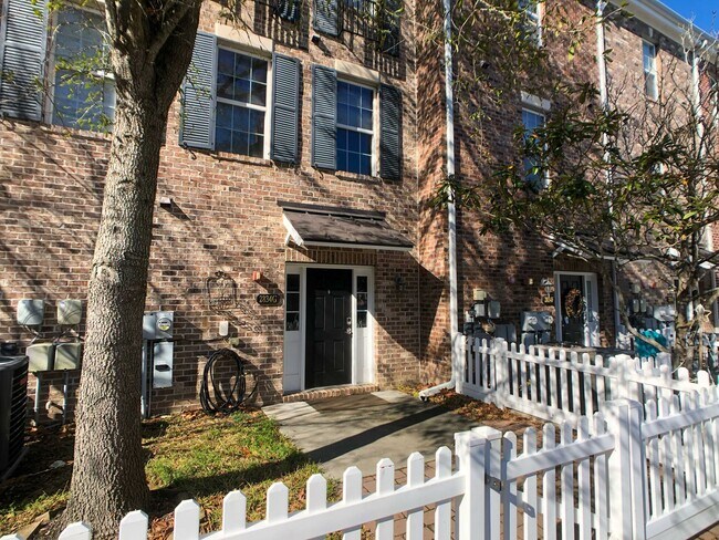 Entry - 2834 Howard Ave