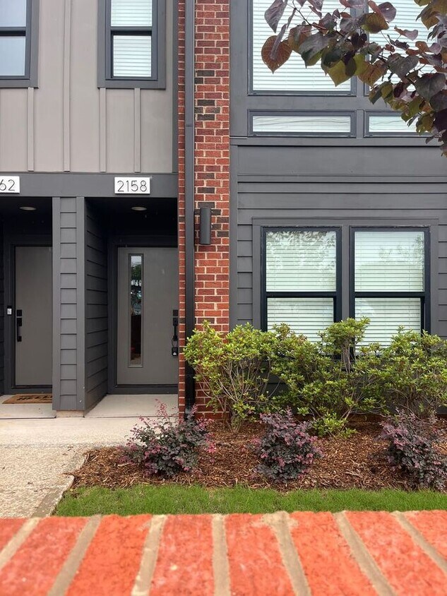 Foto del edificio - Brand New, Stunning 3BD/3.5BA Townhome on Graham!