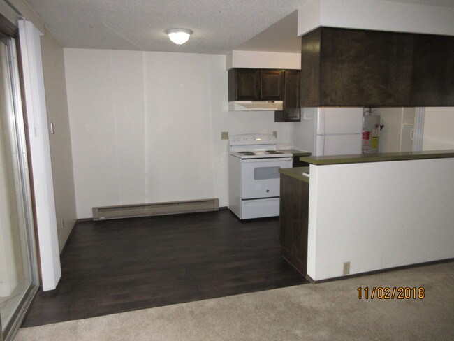 kitchen with range, refrigerator and dw - 6420 N Calispel St