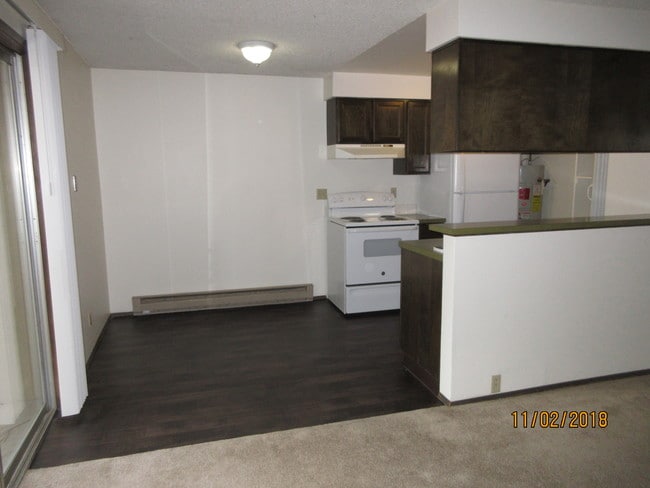 kitchen with range, refrigerator and dw - 6420 N Calispel St