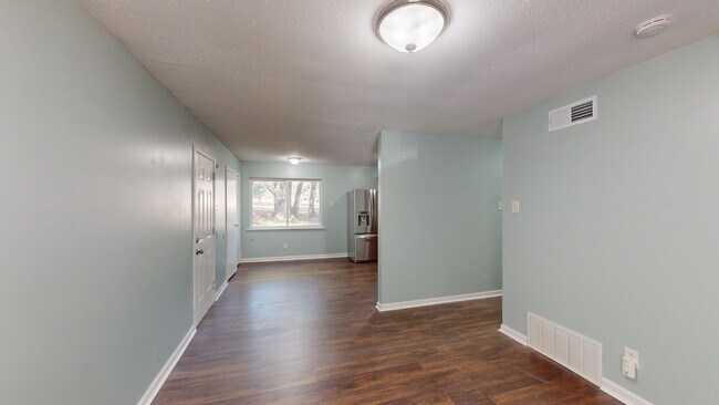 Building Photo - 3050 Briarwood Dr