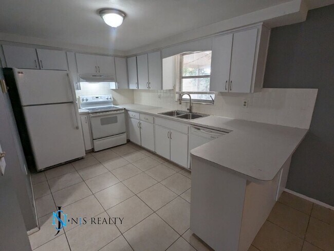 Foto del edificio - Large 1270 Sq. Ft. 3/2/1 tile floors, walk-in-closet, indoor laundry, fenced yard and spacious ki...