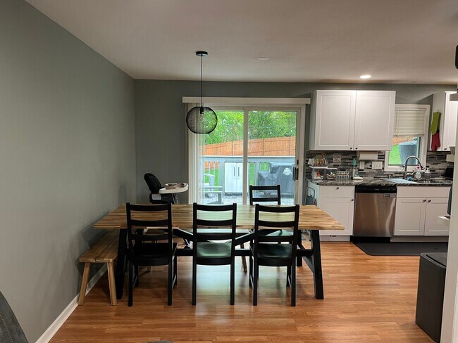 Building Photo - 5 Bedroom Single Family Available in August