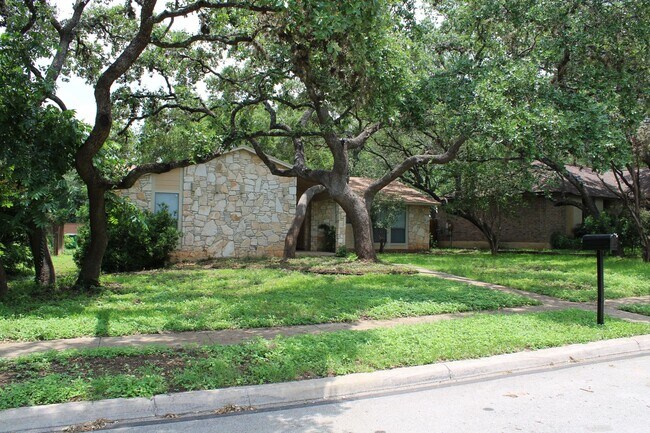 Foto del edificio - 3-BEDROOM IN CASTLE HILLS FOREST, NORTH EA...