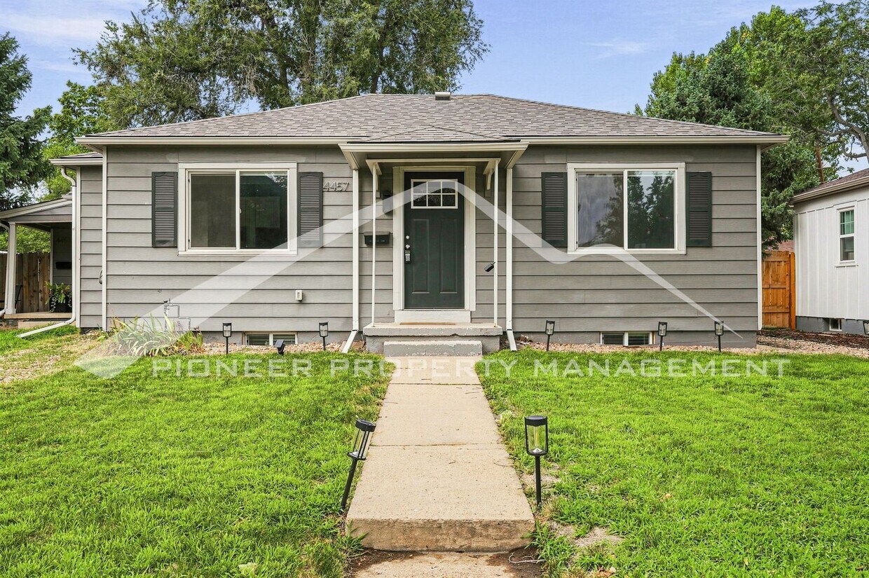 Charming Home with Central AC and Fenced Yard - Charming Home with Central AC and Fenced Yard