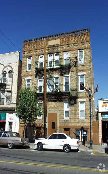 Building Photo - 108 60th St