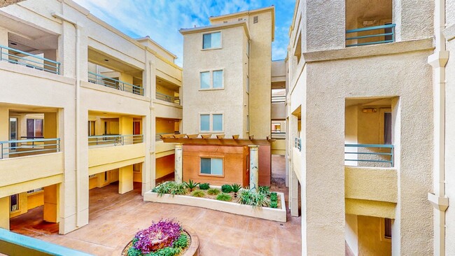 Foto del edificio - "Chic Las Vegas Condo Oasis: 1-Bedroom Gem...