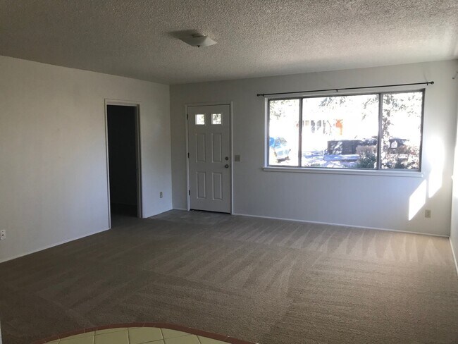 Foto del edificio - 329 W Oak Ave