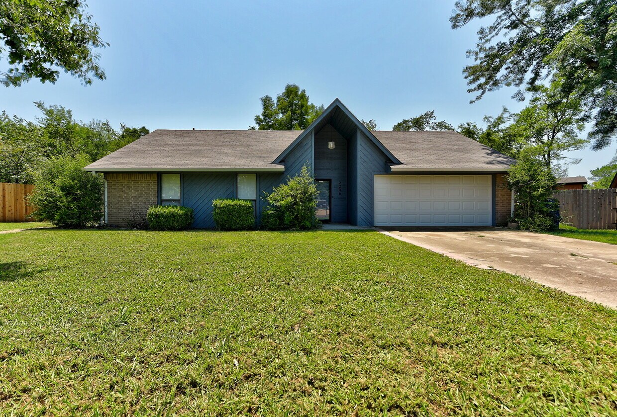 Primary Photo - 2206 Whiteoak Cir