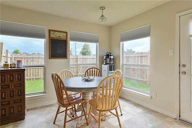 Building Photo - August Pre-Lease!! Great 4 Bedroom/3 Bathr...