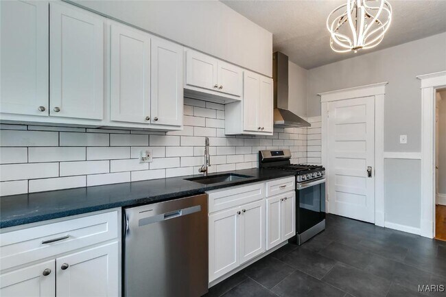 Foto del edificio - 4166 Russell Blvd