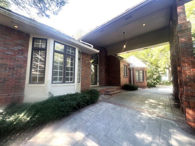 Building Photo - 6400 sq ft RARE Luxury home available for ...
