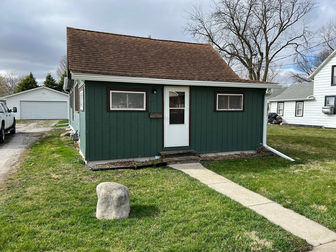 Foto principal - 2 bedroom house, huge 2 car garage, large ...